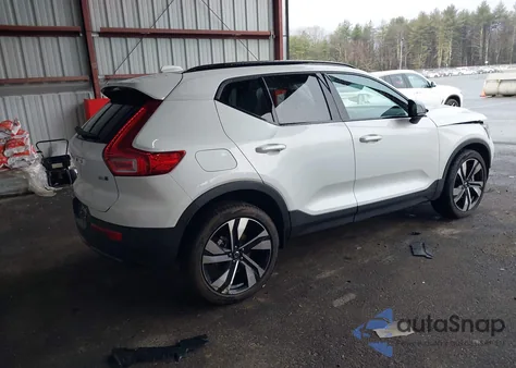 2025 Volvo Xc40 B5 Plus Dark Theme z USA, uszkodzony, nr VIN YV4L12UC2S2525477